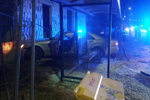 Sostinėje girtas vairuotojas suniokojo viešojo transporto stotelę ir rėžėsi į namo sieną