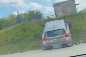 Vilniuje mokomasis automobilis išlaužė skiriamąją tvorą ir sustojo įvažiavęs į kalną