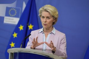 EK siūlo priemonių sparčiai kylančioms energijos kainoms kontroliuoti ir Maskvai nubausti