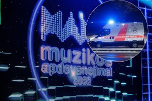 Per M.A.M.A. apdovanojimus sunegalavusią merginą išsivedė medikai