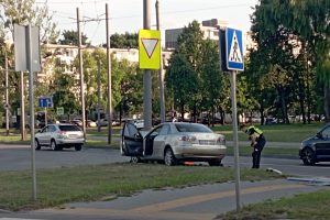 Avarija Kaune: girtas „Mazda“ vairuotojas kelionę baigė smūgiu į stulpą