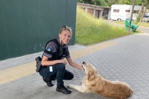 Kauno pareigūnė į iškvietimus vyksta su skanėstais gyvūnams