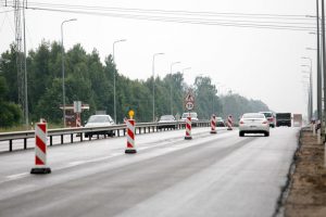 Kelyje Vilnius-Kaunas-Klaipėda degė trąšas vežęs vilkikas, išbyrėjo 1 tona trąšų