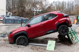 Sostinėje moters vairuojamas automobilis atsidūrė vaikų žaidimų aikštelėje 