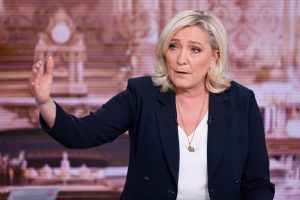 Artėjant Prancūzijos prezidento rinkimams atotrūkis tarp E. Macrono ir M. Le Pen toliau mažėja