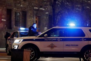 Tai bent meras: girtas su kirviu rankose puolė policijos patrulius