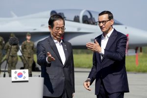Pietų Korėjos premjeras atvyko į Lenkiją aptarti gynybos ir energetikos klausimus