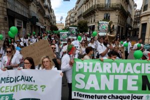 Vaistininkai Prancūzijoje pirmą kartą per dešimtmetį surengė streiką