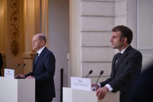 O. Scholzas ir E. Macronas paragino V. Putiną pradėti rimtas tiesiogines derybas su V. Zelenskiu