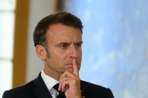 E. Macronas: krizių gausėjimas nesusilpnins Prancūzijos ir Europos paramos Ukrainai