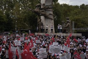 Turkijoje šimtai žmonių susirinko į prieš LGBTQ nukreiptą mitingą