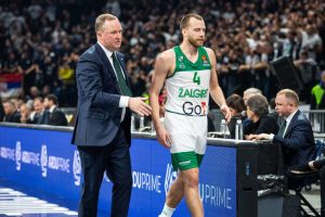   			 Arbitrams pastabų turėjęs K. Maksvytis nusilenkė atmosferai: tai išmušė mus iš vėžių