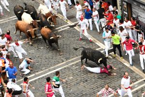 Pamplonoje per septintąjį bulių bėgimą subadyti du žmonės