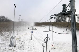 Orai koreguoja slidininkų planus