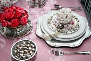 Naujųjų nakties šventinis stalas: prabanga ir sidabro spalvos