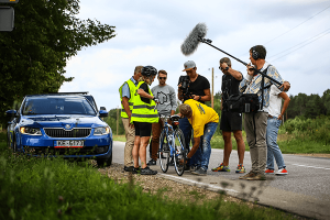 Labdaringas dviračių maratonas: dalyviai taisė dviratį, melžė karvę