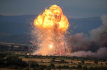 Milžiniškas sprogimas Bulgarijoje nušlavė pirotechnikos sandėlius