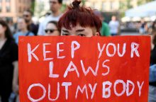 Lenkijoje atmetus pasiūlymą dekriminalizuoti pagalbą atliekant abortą kilo protestai