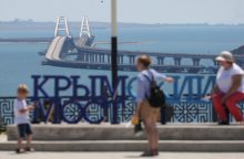 Rusai toliau stato apsauginę konstrukciją prie Krymo tilto