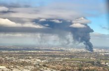 Po sprogimo chemijos fabrike Melburne gyvenamųjų rajonų link juda nuodingų dujų debesis