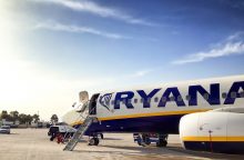 „Ryanair“ pelnas per metus sumenko beveik perpus
