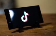 Keliolika JAV valstijų kreipėsi į teismą dėl „TikTok“ poveikio jaunimo psichikos sveikatai