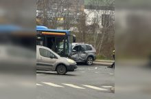 Uostamiestyje susidūrė lengvasis automobilis ir autobusas: nukentėjo dvi moterys