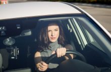 Vyrai raginami „vairuoti kaip moterys“: siekia sumažinti žūčių per eismo įvykius