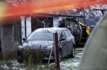 Lėktuvo apgadintą namą laikinai stebi saugos tarnyba, jis bus perduotas savininkų žinion