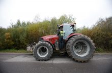 Biržuose per patikrinimą – nelaimė: pajudėjęs traktorius kliudė policininką