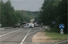 Prienų rajone – stipri trijų automobilių avarija: nukentėjo du žmonės