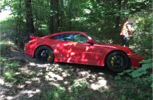 „Porsche“ nulėkė į griovį: nukentėjo du girti vyrai, kas vairavo – neaišku