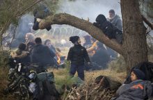 Lenkijoje – pasipiktinimas dėl kariškių, šaudžiusių į nelegalių migrantų pusę, sulaikymo