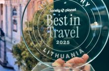 Pripažinęs Lietuvą antra geriausia turizmo kryptimi, „Lonely Planet“ įteikė apdovanijimą