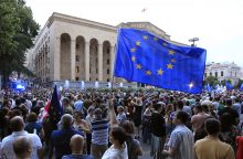 Sakartvele dešimtys tūkstančių žmonių dalyvavo demonstracijoje už narystę ES