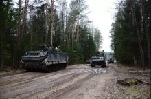 Lietuva perduos Ukrainai šarvuočių, sunkvežimių ir visureigių už 15 mln. eurų