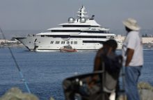 JAV areštuota rusų oligarcho superjachta „Amadea“ atplaukė į San Diego įlanką