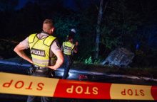 Tragiška avarija Klaipėdos rajone: skriedama mašina nulaužė net medžio viršūnę
