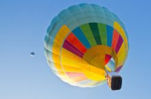 Incidentas Vilniaus rajone: ant elektros laidų buvo pakibęs 22 žmones skraidinęs oro balionas