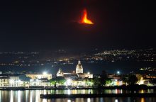 Iš Etnos ugnikalnio veržiantis lavai, uždarytas Katanijos oro uostas