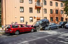 Neeilinė situacija Panevėžyje: po smūgio „Lexus“ kone užlėkė ant „Audi“ stogo