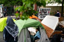 JAV policija išvaikė propalestinietišką stovyklą viename universitete, sulaikė 100 žmonių