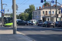 Judrioje Kauno sankryžoje – avarija: nusidriekė automobilių eilės