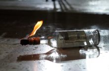 Trakų rajone įtariamas namo padegimas: įmestas butelis su degiu skysčiu