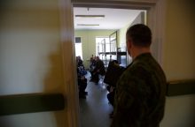 Į Seimo posėdžių salę grįžta privalomosios karo tarnybos reforma