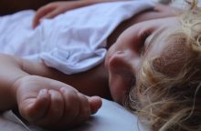 Ragina atsisakyti privalomo pietų miego darželiuose: ar tai vaikams būtų naudinga?