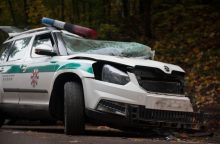 Kaune moters vairuojamas „VW Passat“ taranavo policijos automobilį, sužeistas pareigūnas
