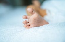 Kūdikį pro balkoną Klaipėdoje išmetusiam tėvui siūloma skirti priverstinį gydymą