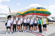 Su ypatingai papuoštu lėktuvu į Paryžių išskrido pirmieji Lietuvos olimpiečiai – irkluotojų komanda
