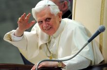 Benediktas XVI yra sukrėstas kaltinimų dėl reakcijos į vaikų išnaudojimo bylas